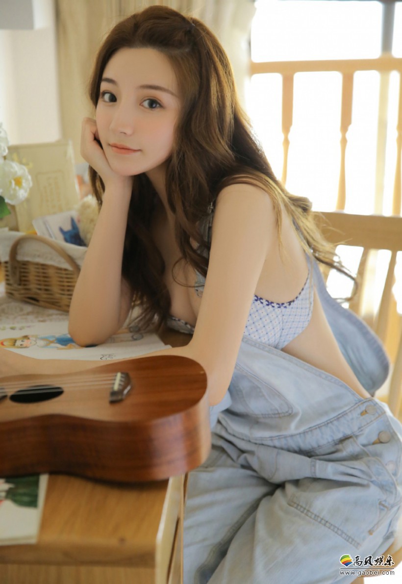 清纯美少女居家休闲美照：古灵精怪气质！给人一种仿佛邻家小妹妹亲切感