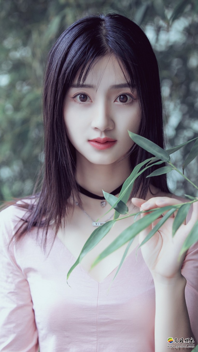 运动休闲装扮美女靓照：眼神传递暗送秋波！青色烟雨之中，孤影等你归来