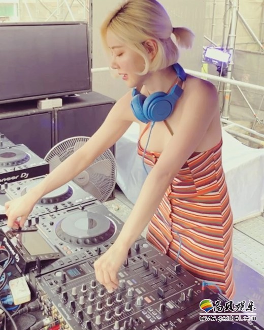 韩国美女DJ SODA发布近照：秀出性感火爆的身材，吸引了广大粉丝目光