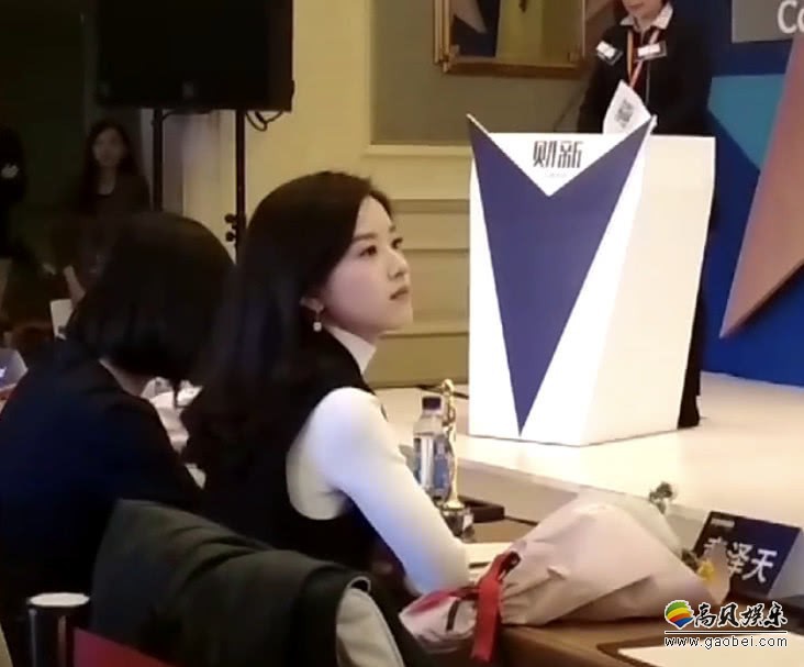 网友公开章泽天照片：奶茶妹妹露侧脸，能够看出她状态不错，气质迷人