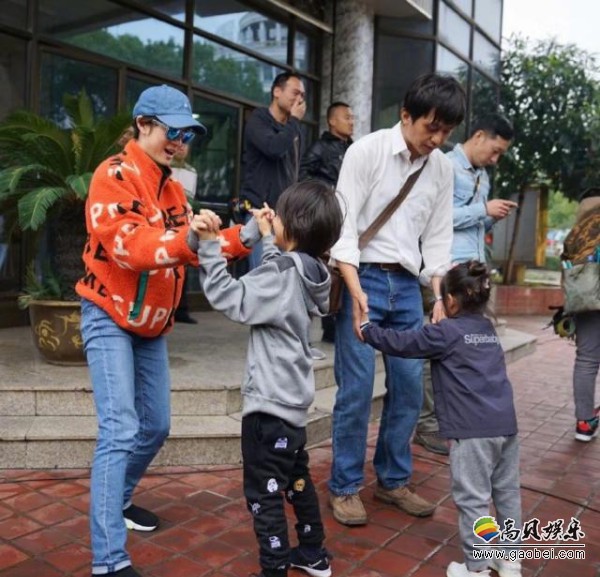 孙俪晒出邓超电影片场与儿女互动照：照片记录孙俪、邓超一家温情互动