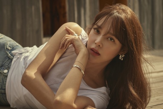 韩国女艺人朴诗妍为某品牌拍摄宣传照：出众美貌优雅气质吸引粉丝目光