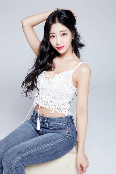 韩国女模特宝娜宣传照秀性感火爆身材：白色吊带背心＋蓝色翘臀牛仔裤