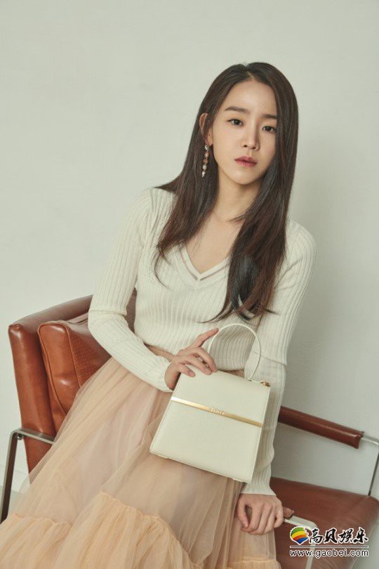 申惠善最近为某代言品牌拍摄一组最新宣传照：服装与包包搭配相得益彰