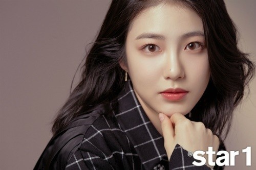 申艺恩最新杂志照曝光：洁白无瑕的肌肤与清纯动人的美貌显得格外诱人