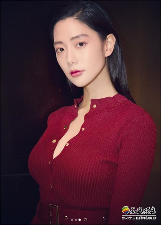 韩国女艺人Clara发布照片：展示其完美比例火辣身材，吸引广大粉丝目光