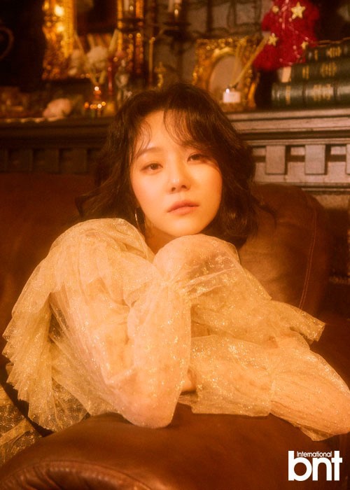 李时元受邀为某杂志最新一期拍摄一组时装美照：透出一股复古朦胧美意境