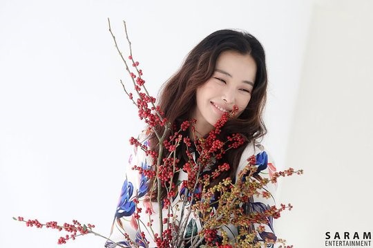 李哈妮未公开时装照首次发布：出众美貌和优雅气质吸引了广大粉丝的目光