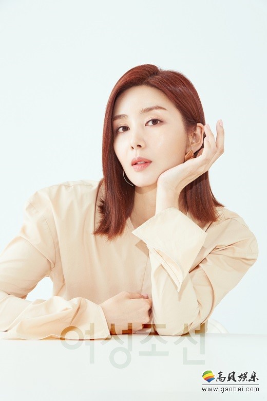 韩国女艺人朴松美为某女性杂志最新一期拍摄时装照片：气质淑女风采依旧