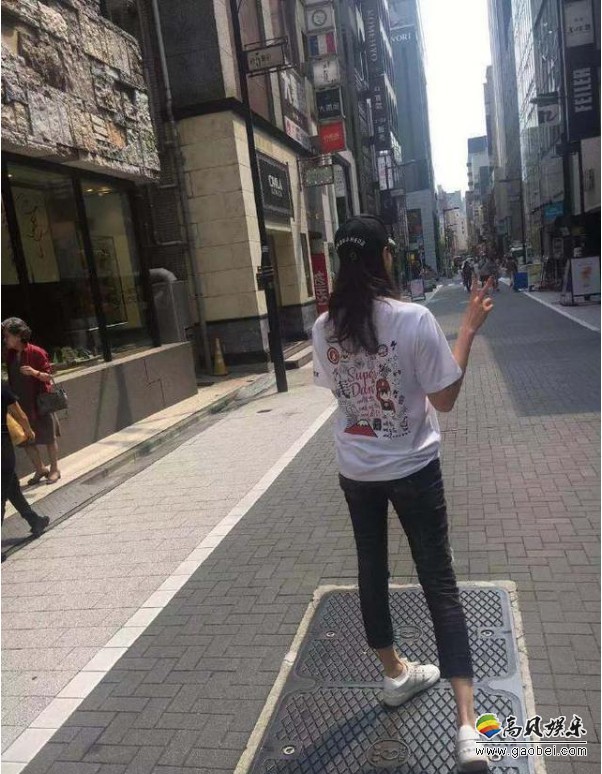 谢杏芳微博发文晒出照片：谢杏芳应该是身处在日本街头，她身穿白色T恤