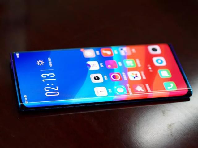 OPPO副总裁沈义人公布OPPO旗下一款新型手机实拍图：“瀑布屏”造型