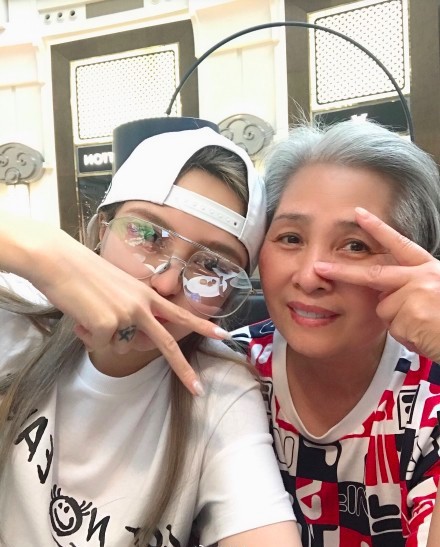 博主曝光周扬青微博小号：周扬青晒出和罗志祥妈妈合影照！还直呼其妈妈