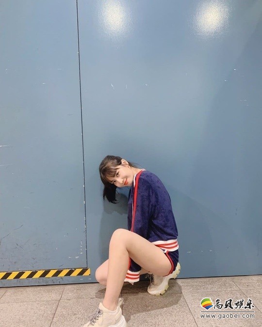 TWICE女团成员MOMO发布近照：身着短裤，完美比例修长美腿一览无余