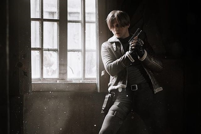 俄罗斯帅哥COSER《生化危机4》里昂COS：“李三光”打僵尸依旧经典