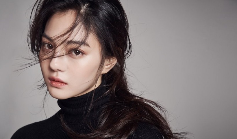 韩国女艺人金明智近日发布一组近照：以其出众的美貌吸引广大粉丝目光