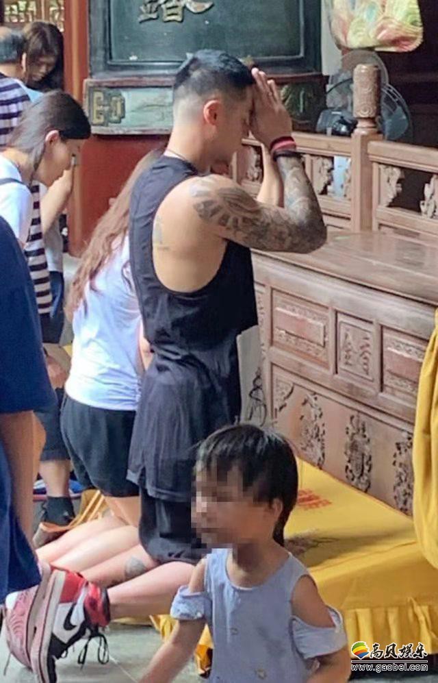 网友杭州“灵隐寺”偶遇蒋劲夫：他带着自己的外国女友，一起到寺庙拜佛