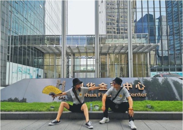 严屹宽分享和妻子杜若溪重庆旅游照片：二人情侣装！亲密相拥，恩爱甜蜜