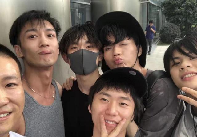 网友曝出易烊千玺与王晨艺同框合照：两人在同一舞社习舞，街舞节目同场