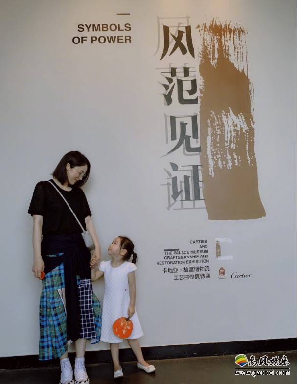 董璇晒出带着女儿小酒窝到故宫看展照片：母女手牵手，深情对视非常有爱