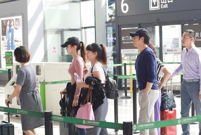 郎朗与妻子吉娜·爱丽丝现身机场：现场媒体图中网友发现郎朗空手走在后边