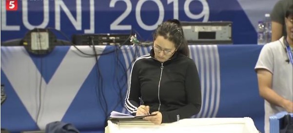 国际排联东京奥运会女排资格赛：巩俐站在场边！认真观察运动员训练状况