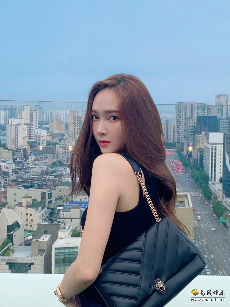 郑秀妍上传一组美照：黑色背心搭配蓝色牛仔裤，展示超美肩颈线条职场范