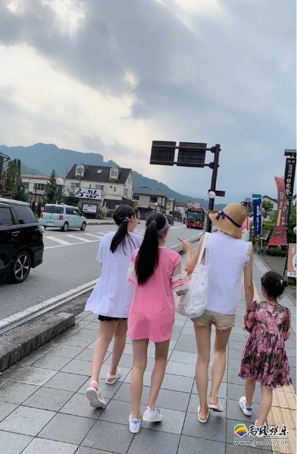马伊琍晒出度假照：打扮休闲在日本街边小店吃冰淇淋，还牵着孩子们散步