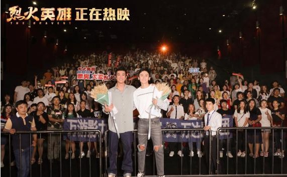 《烈火英雄》饰演消防员的杜江和张哲瀚突袭哈尔滨：延续在银幕上的感动