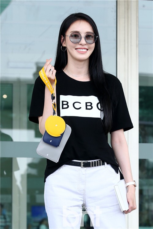 韩国女演员李多喜前往荷兰阿姆斯特丹拍摄写真集：简洁造型尽显干练气质