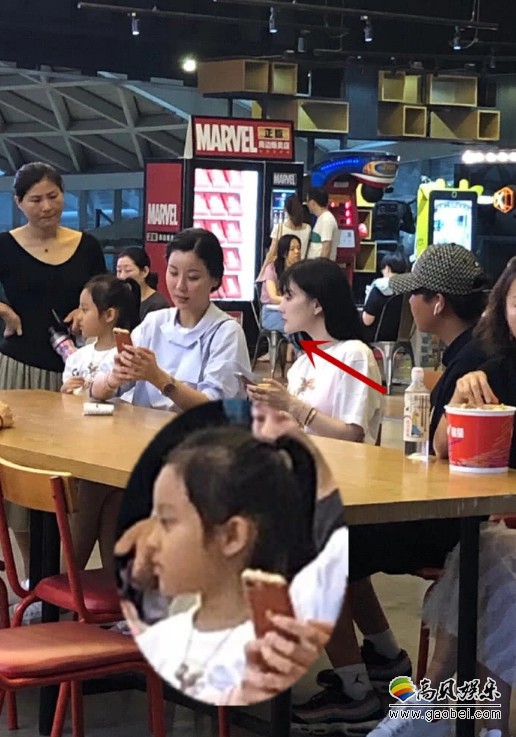 网友晒出偶遇李小璐带甜馨看电影照片：李小璐和甜馨坐在大桌子旁休息