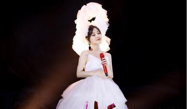 主播、歌手冯提莫在重庆举办个人的首场演唱会：吸引了众多粉丝前来捧场