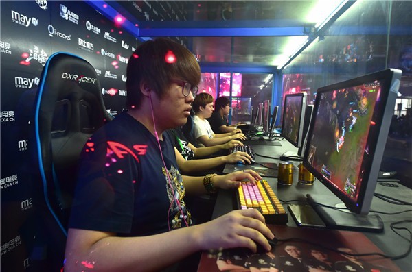央视财经频道报道中国电竞产业发展现状：电竞行业发展迅猛人才缺口严重