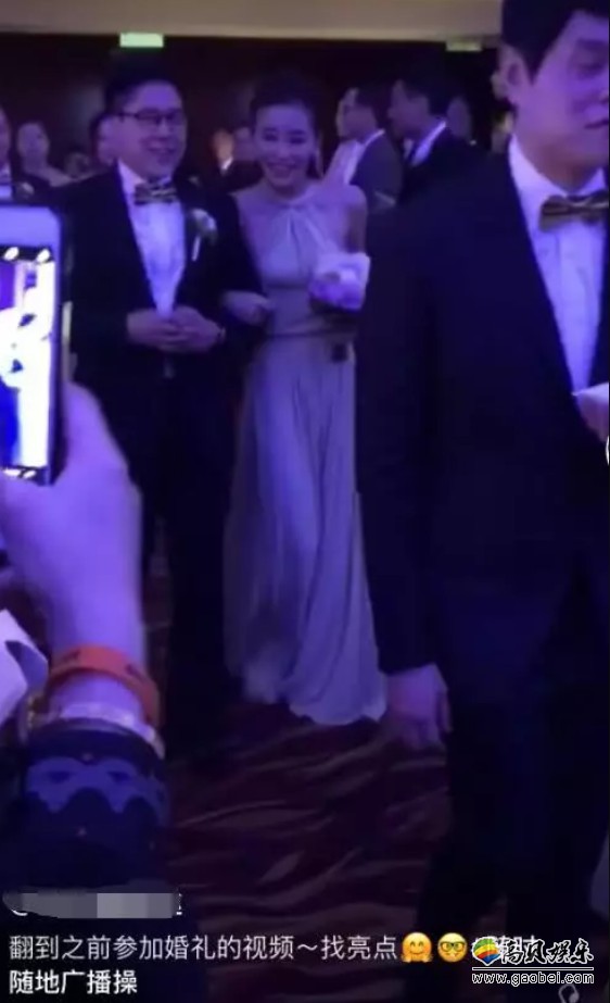 网友晒出参加婚礼视频：霍启刚西装革履担任伴郎，伴娘拿鲜花挽着胳膊