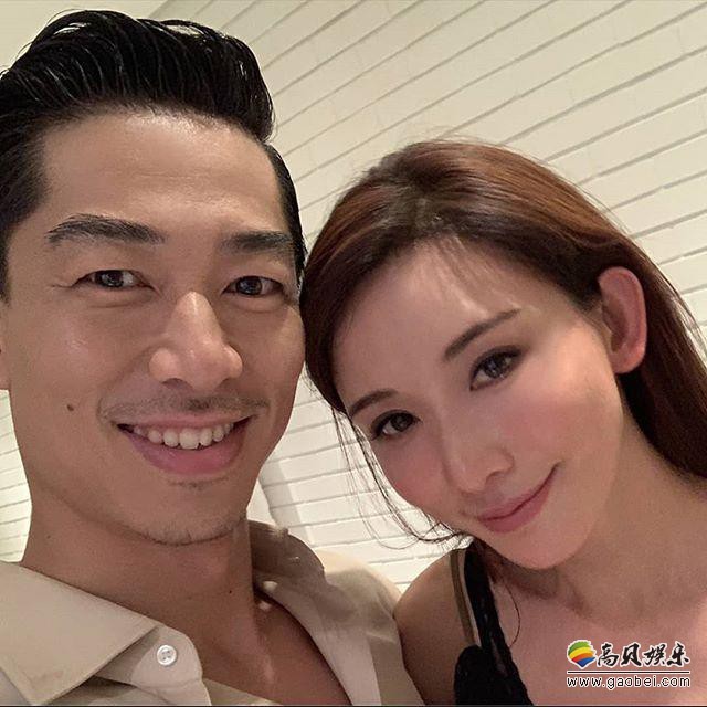 网友酒店偶遇林志玲和老公：林志玲白色蕾丝裙出镜！老公拄拐与友人热聊