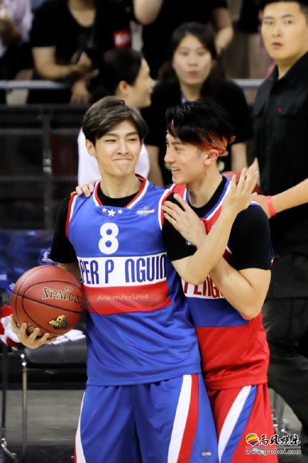 飞轮海成员吴尊、炎亚纶时隔多年后：两人再次同框出现在某篮球综艺节目