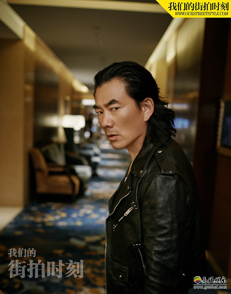 《沉默的证人》曝光了一组主演任贤齐的街拍大片：造型颠覆之大令人意外