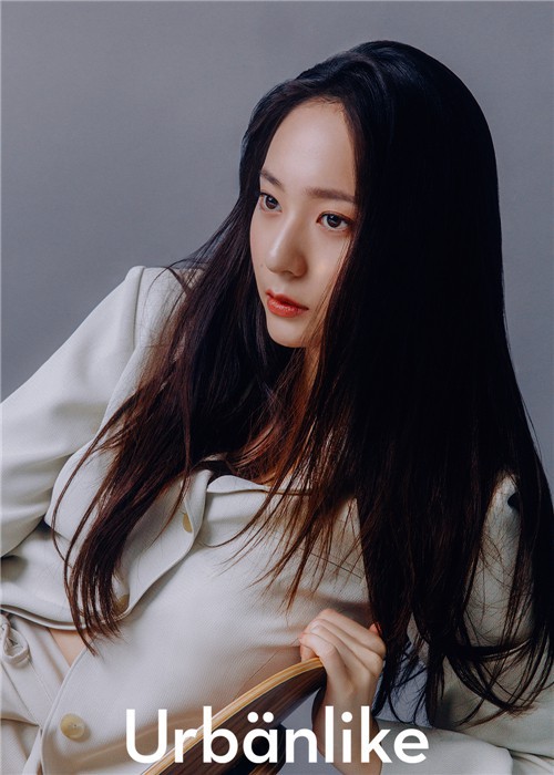 某时尚杂志公开f(x)成员Krystal最新时尚画报：画报展现都市成熟女人魅力