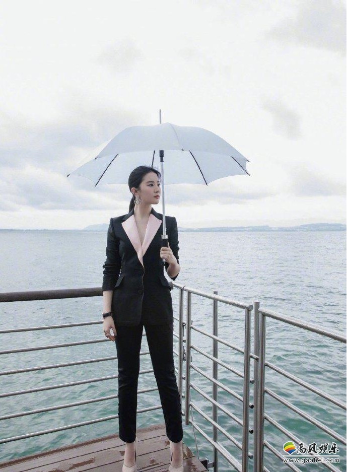 刘亦菲晒出九宫格美照：她一身黑色西装look，御姐范十足！美人胚子尽显