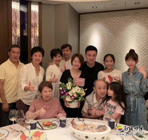 小S大女儿首度发布全家福：小S与丈夫穿情侣装秀恩爱，力破感情不和传闻