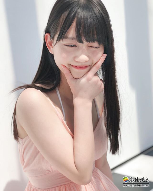 日本格斗节目举牌正妹：拥有甜美笑容和白皙皮肤，冠军风采直接被她掩盖