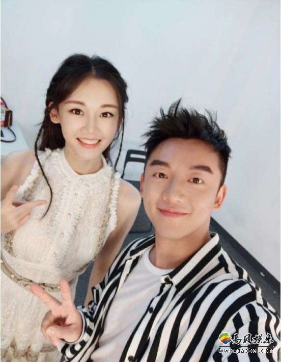 网友目睹郑恺开车出门副驾坐的是绯闻女友苗苗：当天苗苗与郑恺一同健身