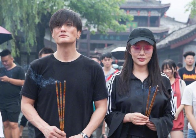 据港媒报道：徐冬冬晒出与尹子维合照，曝分手消息！强调两人仍是好朋友