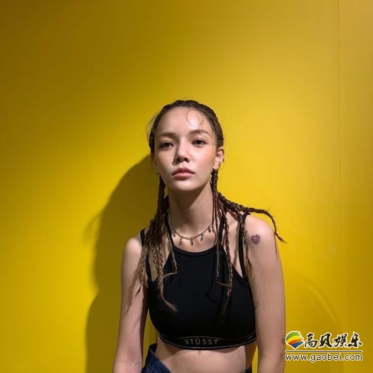 韩国女团AOA成员申智珉社交网站秀新发型：一头精致小脏辫吸引粉丝视线