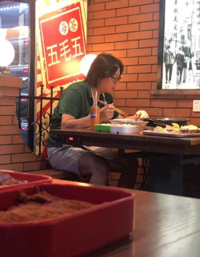 网友晒出偶遇高晓松独自餐馆撸串照片：穿着宽松T恤牛仔短裤，细腿吸睛