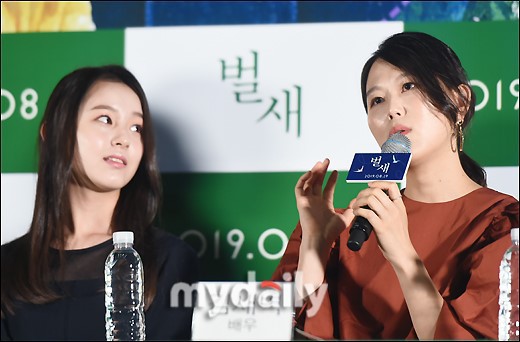 韩国女艺人朴智厚、金清晨出席新片《蜂鸟》试映活动：展现各自不同气质