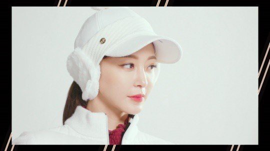 韩艺瑟近日为代言品牌拍摄“Travel in London”主题秋冬季新品宣传照