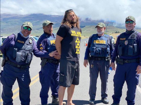 "海王"杰森·莫玛夏威夷莫纳克亚山参与示威活动:阻止建造30米望远镜