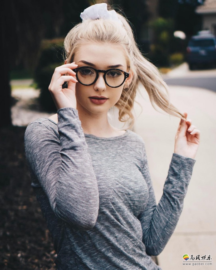 美国正妹职业模特kira conley:冷艳立体美颜之外,银白长发增加其仙气