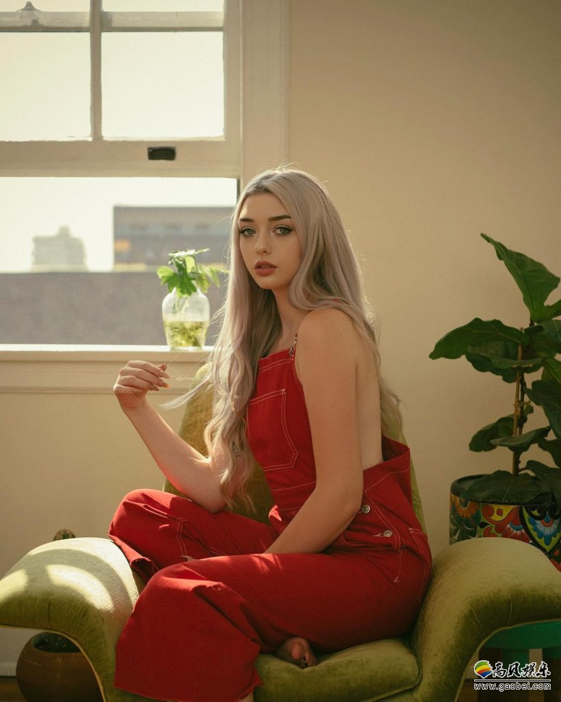 美国正妹职业模特kira conley:冷艳立体美颜之外,银白长发增加其仙气
