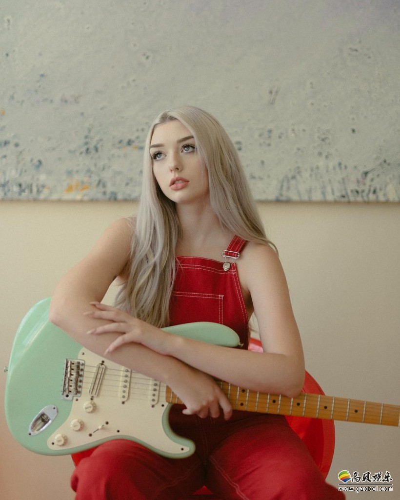 美国正妹职业模特kira conley:冷艳立体美颜之外,银白长发增加其仙气